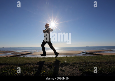 Rückansicht des Jogger läuft auf Aberdeen Strand, Schottland, UK Stockfoto