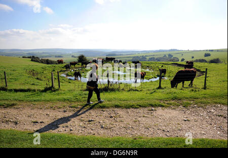 Wanderer auf den South Downs am Ditchling Beacon Tau Teich in Sussex Herbst Sonne genießen heute Stockfoto