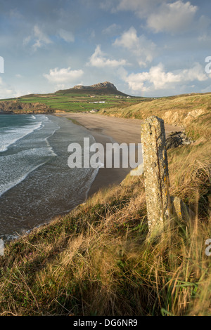 Whitesands Bay in der Nähe von St.Davids in Pembrokeshire an einem windigen herbstlichen Nachmittag genommen in die goldene Stunde Stockfoto