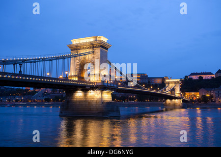 Kettenbrücke über die Donau und die Burg von Budapest, Ungarn Stockfoto