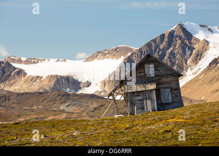 Ein altes Haus am Recherchefjorden (77 ° 31 ' n 14 ° 36' e), Van Keulenfjorden, Spitzbergen, Svalbard. Stockfoto