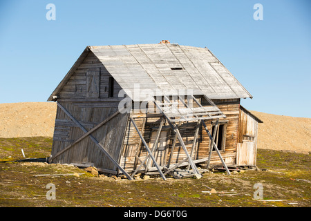 Ein altes Haus am Recherchefjorden (77 ° 31 ' n 14 ° 36' e), Van Keulenfjorden, Spitzbergen, Svalbard. Stockfoto