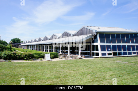 Das tiefliegende Gebäude Schutz der Archäologie und der Mosaiken in Fishbourne Roman Palace, West Sussex, England Stockfoto