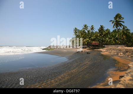 Blauer Himmel und Varkala schwarzen Strand in Kerala, Indien. Stockfoto