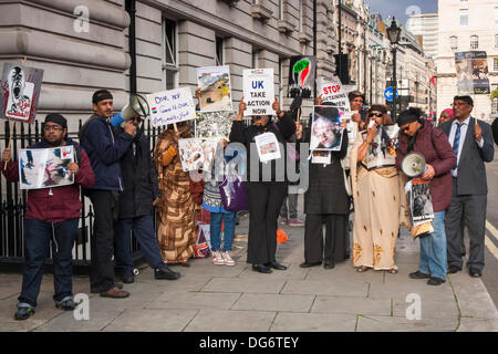 London, UK. 15. Oktober 2013. Sudanesische Demonstranten versammelten sich außerhalb ihres Landes in der Londoner Botschaft anlässlich Eid, fordern die Beseitigung des Regimes Al Bashir, die sie einer breiten Palette von Ausfällen und Missbrauch vorwerfen. Bildnachweis: Paul Davey/Alamy Live-Nachrichten Stockfoto