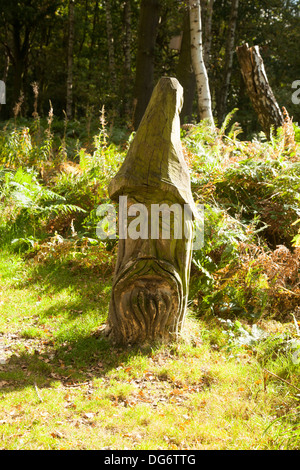 Figur geschnitzt aus einem Baumstumpf Stockfoto