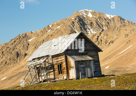 Ein altes Haus am Recherchefjorden (77 ° 31 ' n 14 ° 36' e), Van Keulenfjorden, Spitzbergen, Svalbard. Stockfoto