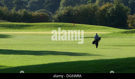 einsame, einsame männliche Golfer zu Fuß am Golfplatz fairway Stockfoto