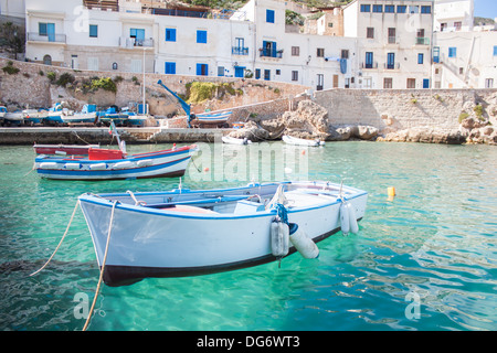 Ruderboote "Angelboote/Fischerboote" Levanzo Insel Sizilien Boote Meer Wasser Pier Dock Küste Gebäude niemand Sommerhäuser Stockfoto