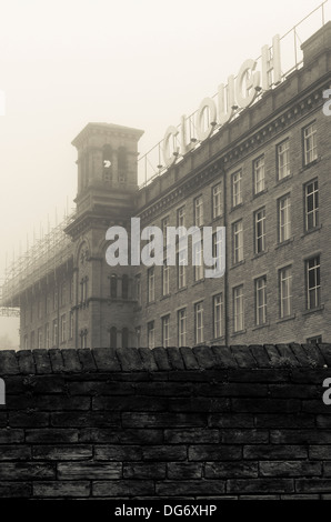 Ein nebliger Tag bei Dean Clough Mills, Halifax, West Yorkshire, England Stockfoto