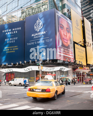 Eine Sammlung von Plakaten auf dem Times Square in New York zeigt Werbung für den Kabelkanal Al Jazeera America Stockfoto