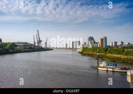 Ein Blick auf dem Fluss Clyde zeigt die Govan Fähre terminal, Schiffbau Krane und neue Wohnungen am Flussufer zu überleben Stockfoto