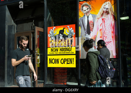 Jetzt mieten Zeichen im Fenster ein Geist Halloween pop-up Store in Midtown in New York zu sehen Stockfoto