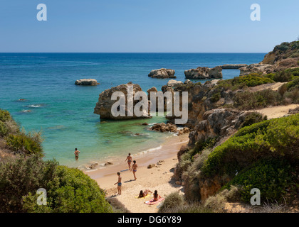 Portugal, Algarve, Albufeira, eine kleine Bucht am Praia da Oura Beach im Sommer Stockfoto