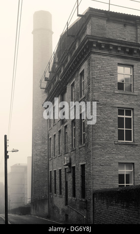 Ein nebliger Tag bei Dean Clough Mills, Halifax, West Yorkshire, England. Stockfoto