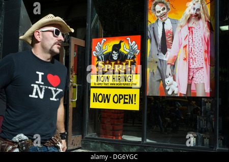 Jetzt mieten Zeichen im Fenster ein Geist Halloween pop-up Store in Midtown in New York zu sehen Stockfoto