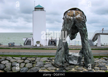 Gleichnamiger Denkmal und Statue De Steenzetter an den Afsluitdijk / Gehäuse Dam, major Damm in den Niederlanden Stockfoto