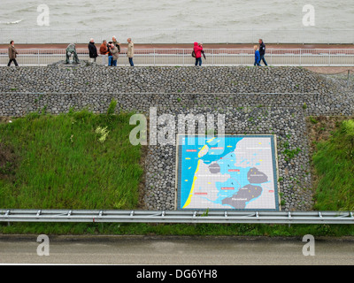 Die Afsluitdijk / Gehäuse Dam, großen Damm im niederländischen Teil der größeren Zuiderzee arbeiten, stauen aus der Zuiderzee Stockfoto