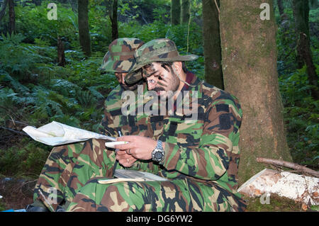 Brecon, Powys, Wales, UK. 15. Oktober 2013. Soldaten aus der ganzen Welt sind auf die Welsh Black Mountains für eine der härtesten Prüfungen der Armee abgestiegen.  Übung Cambrian Patrol wird von 160 (Wales) Brigade und erfolgt in den nächsten 10 Tagen.  Dieses Jahr bietet 17 internationale Teams aus Neuseeland, Estland, Indien, den USA, unter anderem.  Die jährliche Veranstaltung ist sowohl körperlich und geistig anspruchsvoll und ist ein Highlight in der British Army training Kalender. Bildnachweis: Andrew Chittock/Alamy Live-Nachrichten Stockfoto