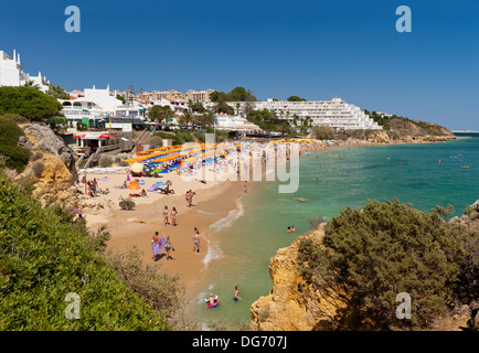 Portugal, Algarve, Albufeira, Praia da Oura-Strand im Sommer Stockfoto