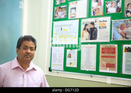 Anand, Maharashtra, Indien. 27. September 2013. Dr. JATIN SHAH, die Leihmutterschaft und IVF Arzt vieler Bollywood Berühmtheiten. Kinderlose Paare aus der ganzen Welt gehen auf den staubigen Straßen von Indiens Hinterland auf der Suche nach ein leibliches Kind durch Leihmutterschaft. Kommerzielle Leihmutterschaft in vielen Ländern nicht erlaubt ist, und dies bot Gelegenheit für Indien zu kapitalisieren Leihmutterschaft als ein wachsender Bereich seiner boomenden medizinischen Tourismus-Industrie einen geschätzten jährlichen Wert von $ 2,3 Milliarden hat. Mehr als 680 Babys wurden in Akansha Klinik, Leihmütter, meist aus armen vi geboren Stockfoto