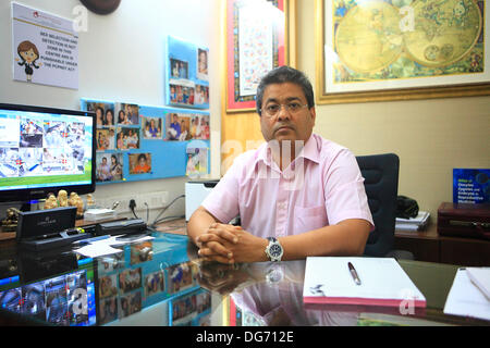 Anand, Maharashtra, Indien. 27. September 2013. Dr. JATIN SHAH, die Leihmutterschaft und IVF Arzt vieler Bollywood Berühmtheiten. Kinderlose Paare aus der ganzen Welt gehen auf den staubigen Straßen von Indiens Hinterland auf der Suche nach ein leibliches Kind durch Leihmutterschaft. Kommerzielle Leihmutterschaft in vielen Ländern nicht erlaubt ist, und dies bot Gelegenheit für Indien zu kapitalisieren Leihmutterschaft als ein wachsender Bereich seiner boomenden medizinischen Tourismus-Industrie einen geschätzten jährlichen Wert von $ 2,3 Milliarden hat. Mehr als 680 Babys wurden in Akansha Klinik, Leihmütter, meist aus armen vi geboren Stockfoto