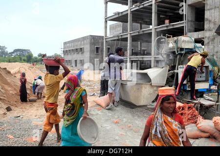 Anand, Gujarat, Indien. 21. September 2013. Die Bauarbeiten steht Anand auf in vollem Gange, Dr.Nayana Patel ultra moderne neue "Akansha IVF & Leihmutterschaft Hospital" zu konstruieren. Kinderlose Paare aus der ganzen Welt gehen auf den staubigen Straßen von Indiens Hinterland auf der Suche nach ein leibliches Kind durch Leihmutterschaft. Kommerzielle Leihmutterschaft in vielen Ländern nicht erlaubt ist, und dies bot Gelegenheit für Indien zu kapitalisieren Leihmutterschaft als ein wachsender Bereich seiner boomenden medizinischen Tourismus-Industrie einen geschätzten jährlichen Wert von $ 2,3 Milliarden hat. Mehr als 680 Babys wurden geboren am Akan Stockfoto