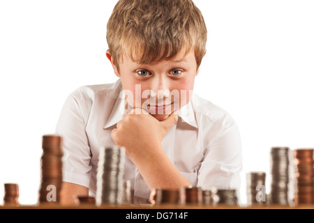 Ein Junge von 10 zählt sein Geld und stapelt es sich Stockfoto