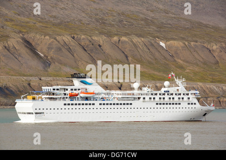 Ein riesiges Kreuzfahrtschiff in Longyearbyen, Svalbard, Spitzbergen. Stockfoto