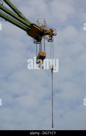 Detail einer massiven Industriekran Haken in den Werften in Danzig, Polen. Stockfoto