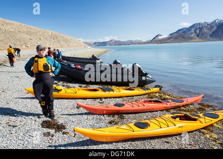 Seekajaks und Zodiaks neben das russischen Forschungsschiff AkademiK Sergey Vavilov ein Eis verstärkt auf einer Expedition Kreuzfahrtschiff nach Norden Spitzbergen. Stockfoto