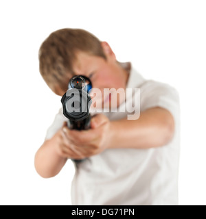 Ein Junge von 10 Punkte sein Luftgewehr in die Kamera Stockfoto