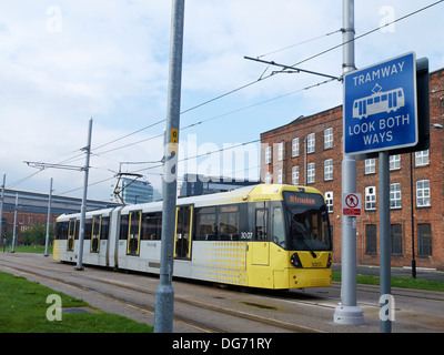 Tram mit Blick in beide Richtungen Warnschild in Manchester UK Stockfoto