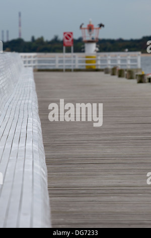 Leere weiße Sitzbank an der Pier von Sopot, in der Nähe von Gdansk an der Ostsee in Polen. Pier ist 511,5 m die längste hölzerne pi Stockfoto