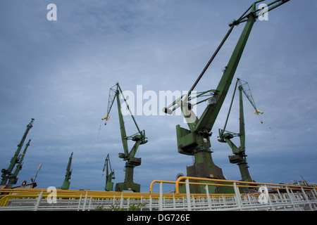 Industrielle Ansicht massive Krane in den Werften in Danzig, Polen. Stockfoto