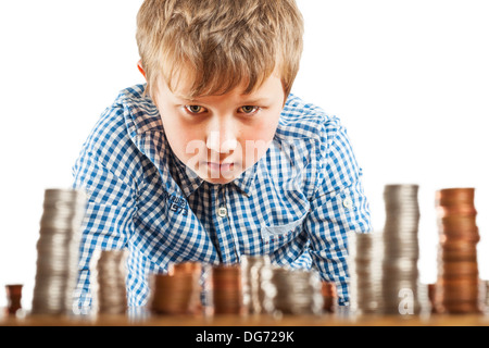 Ein Junge von 10 zählt sein Geld und stapelt es sich Stockfoto