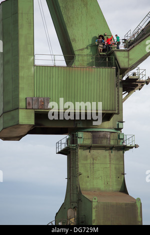 Danzig, Polen, SEPTEMBER 18: Nicht identifizierten Personen arbeiten auf eine massive Industriekran in den Werften von Danzig, Pola Stockfoto