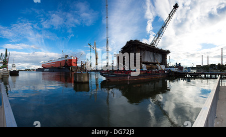 Docking-Bohrinsel auf der Danziger Werft im Bau mit einem klaren blauen Himmel im Hintergrund. Stockfoto