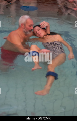 Ungarn, Budapest. Im Pool "Art Deco" im historischen Hotel Gellert Stockfoto