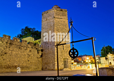 Zadar Steinturm Nachtansicht, Platz der fünf Brunnen, Dalmatien, Kroatien Stockfoto