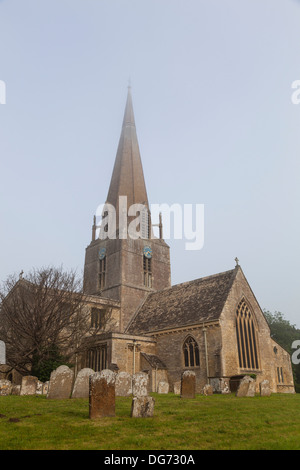 Kirche St Mary the Virgin in Bampton, Oxfordshire an einem nebligen Morgen. Es stammt aus dem 12. Jahrhundert. Stockfoto