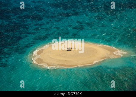 Luftaufnahme von Upolu Cay Great Barrier Reef steigt aus der Coral Sea Hubschrauber am Landeplatz Stockfoto
