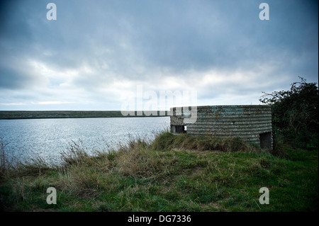 Weltkrieg zwei Pillenbox Betonbunker mit Blick über die Flotte, Chesil Beach, Dorset, Großbritannien Stockfoto