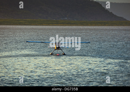 Wasserflugzeug in ruhigen Hafen von Cairns in der Nähe des australischen Great Barrier Reef warten auf Passagiere günstig Stockfoto