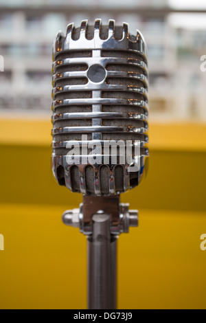 Close-up und Vorderansicht eines Vintage Mikrofons auf gelben Hintergrund jedoch unscharf Stockfoto