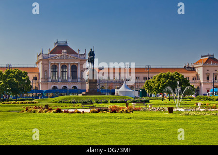 Zagreb Hauptbahnhof und Tomislav Square park Stockfoto