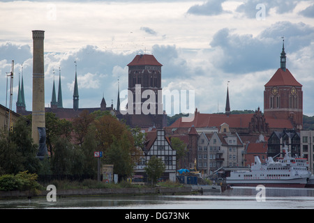 Am Flussufer mit Blick auf die Altstadt von Danzig, Polen. Stockfoto