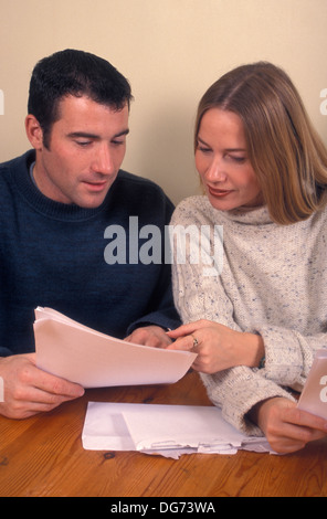 junges Paar Lesung Dokumente Stockfoto