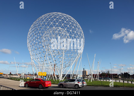 Kreisverkehr Skulptur, bekannt als "die Kugeln an den Felsen", M 1 Belfast, Nordirland Stockfoto