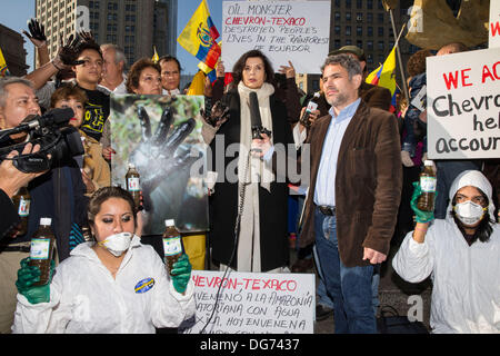 New York, USA. 15. Oktober 2013. Bianca Jagger wendet sich gegen die Chevron.Ecuadorean Demonstranten einige tragen traditioneller Kleidung vor dem Gericht der Vereinigten Staaten in der Nähe von Foley Quadrat in lower Manhattan gezeigt. Ein Gericht in Ecuador hat ein Urteil gegen Chevron für $ 18 Milliarden gemacht. Chevron Rechtsanwälte heute in dieses Gericht, einen Richter zu überzeugen versuchen, dass ecuadorianisches Bestechung verwendet haben, um die Siedlung zu gewinnen. Bildnachweis: Scott Houston/Alamy Live-Nachrichten Stockfoto